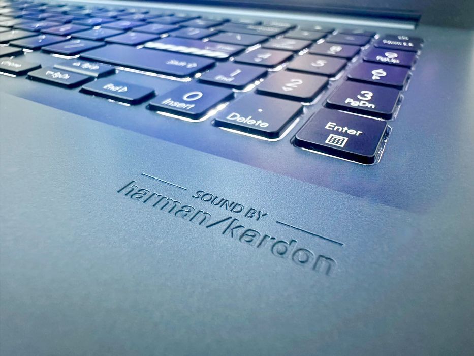 Laptop ASUS din aluminiu cu ecran OLED si sunet Harman Kardon
