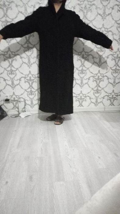 Шуба натуральная каракулевая в отличном состоянии размер 50 54 чёрного