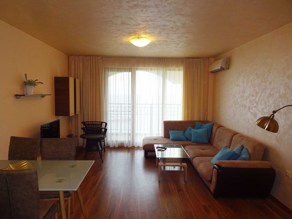 Дава се под наем Двустаен апартамент в к.к. Св.Св. Константин и Елена - 75 кв.м за 700 € - Снимка #1