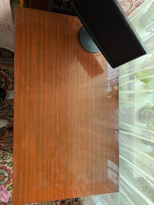 Швейную машинку , письменный стол