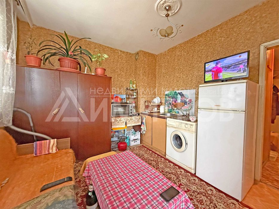 Продава апартамент тип гарсониера 42 кв.м. в гр. Нови пазар, кв. Възраждане