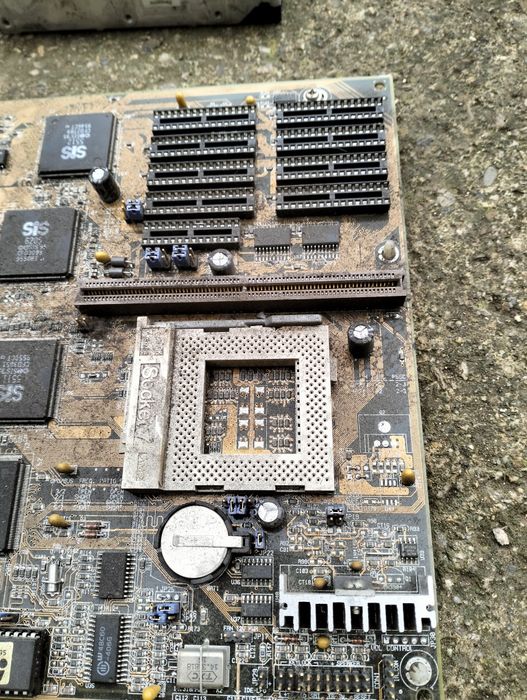 Стара дънна платка за компютър с хард диск