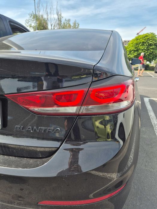 De vanzare Hyundai Elantra 1.6 MPi Highway 2017 Benzina Manuala culoare negru | Unic Proprietar | 2 Seturi Jante + Anvelope