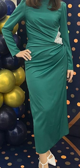 Продаю платье. Цена 3000 тг. Обуви в подарок.