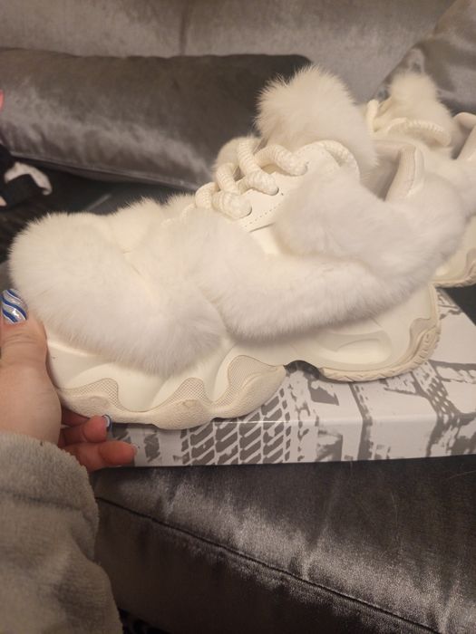 Уникални бутикови пухени бели маратонки