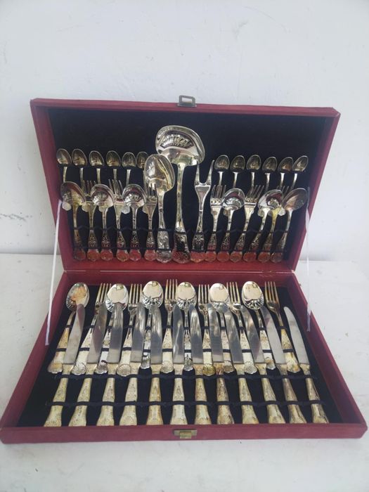 Италиански посребрени прибори за хранене 51 броя 
Комплекта е в кутия
