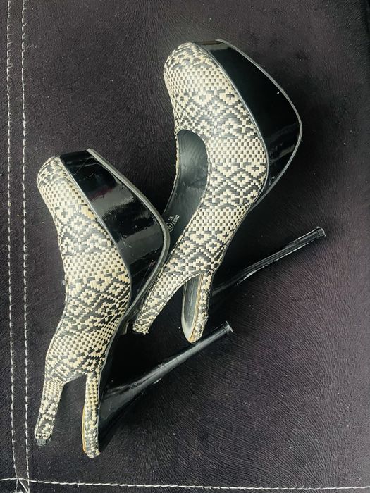 Обувки с висок ток