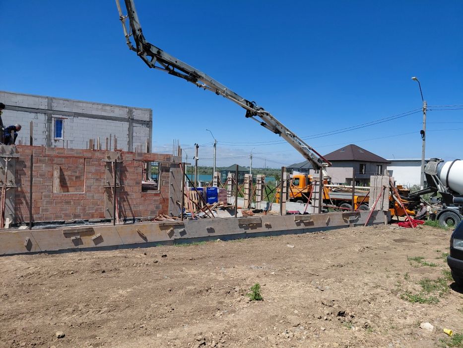 Case la rosu , blocuri , fundatii , structuri din beton armat .