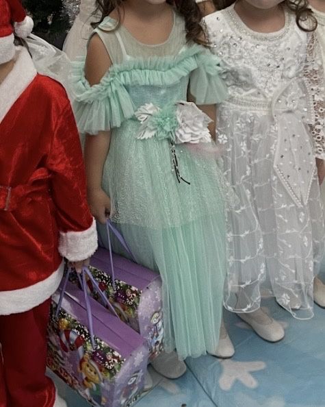 Продам красивое платье на девочку 4-5 лет