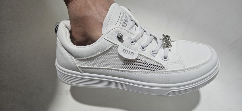 Новые кроссовки. Есть разные размеры.