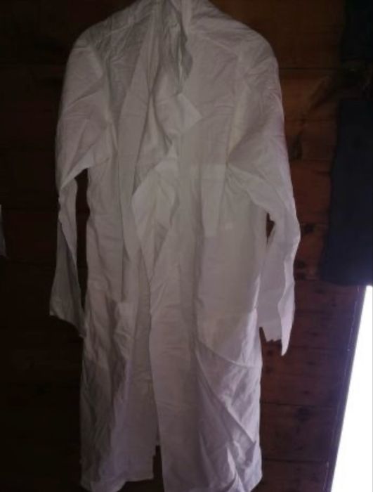 Продам халаты белые