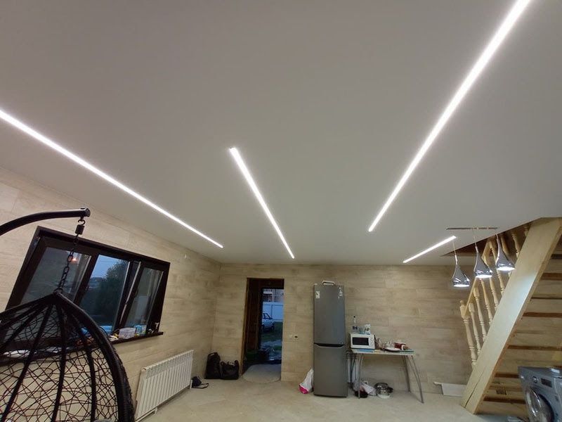 Натяжные потолки ,