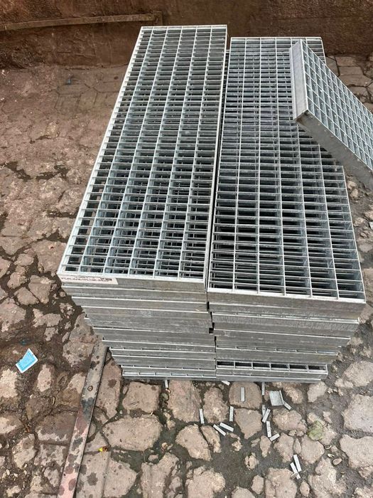 Trepte galvanizate durabile și de calitate, executate la orice dimensiune, ideale pentru scări metalice. Puteți comanda și obține mai multe detalii