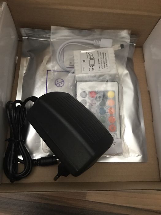 Led strip 5m cu telecomanda si incarcator banda led