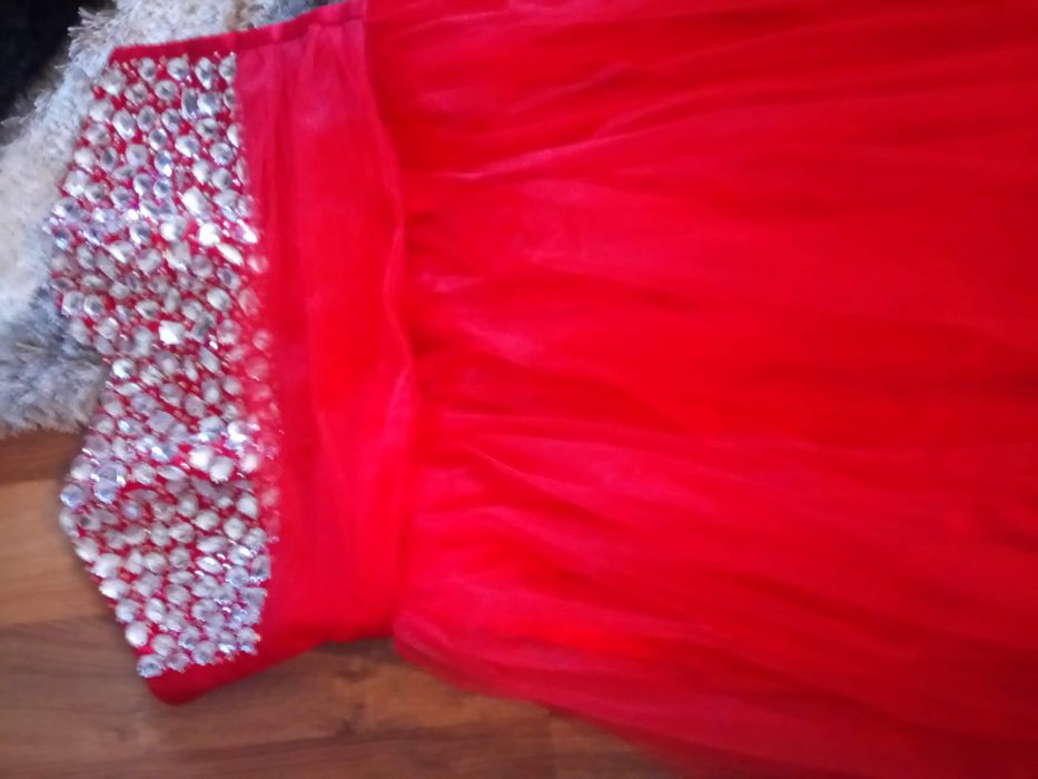 Червена рокля обличана само веднъж