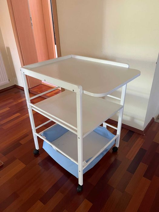 Masuta infasat bebe masa schimbat copii pe roti, cu cosulet