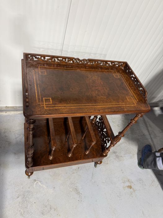 Gheridon englezesc din lemn cu intarsii