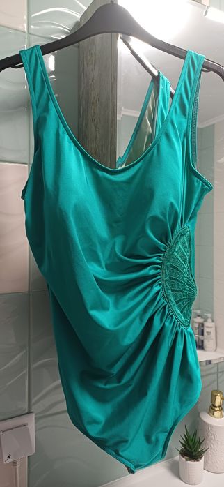 Vând costum baie superb!