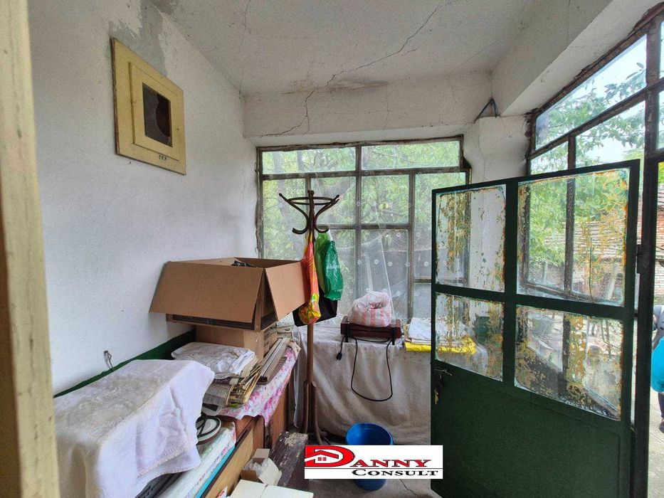 Къща с двор и кладенец в с. Бутово, общ. Павликени