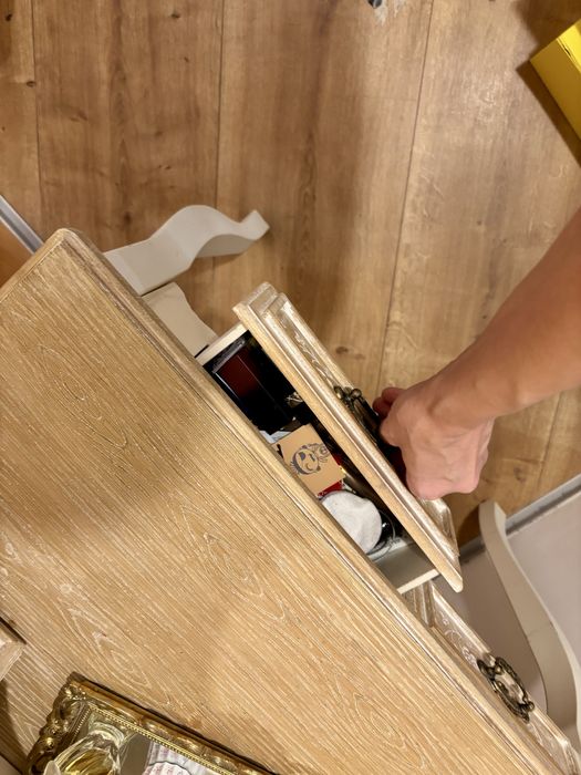 Masa de fardat cu oglinda deosebita