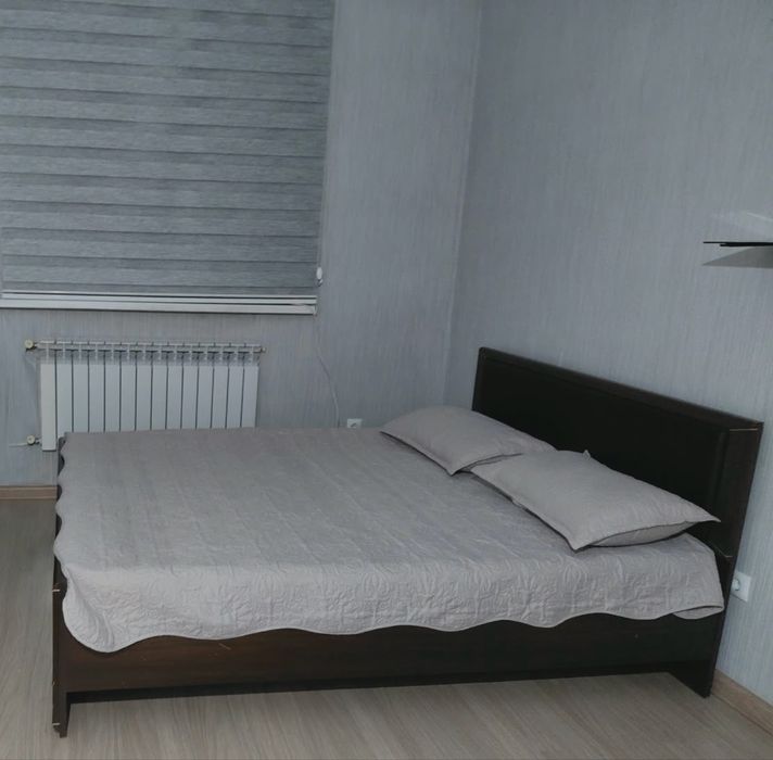 Двуспальная кровать с мягким изголовьем