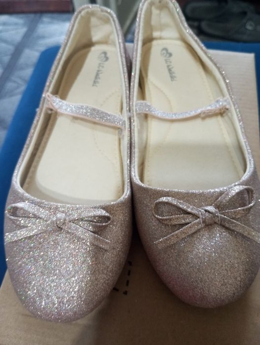 Продам нарядные платья 6-7 лет