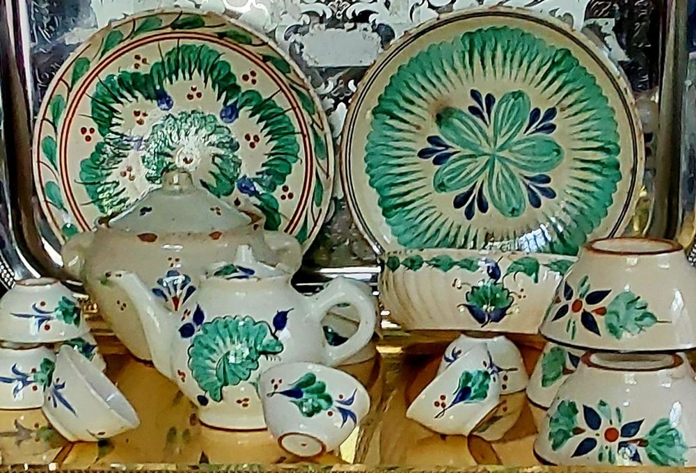 Столовый набор глиняной обливной белой посуды середины прошлого века.