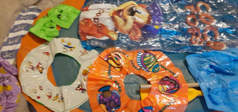 Vand rucsaci copii, saltele si colaci pentru inot