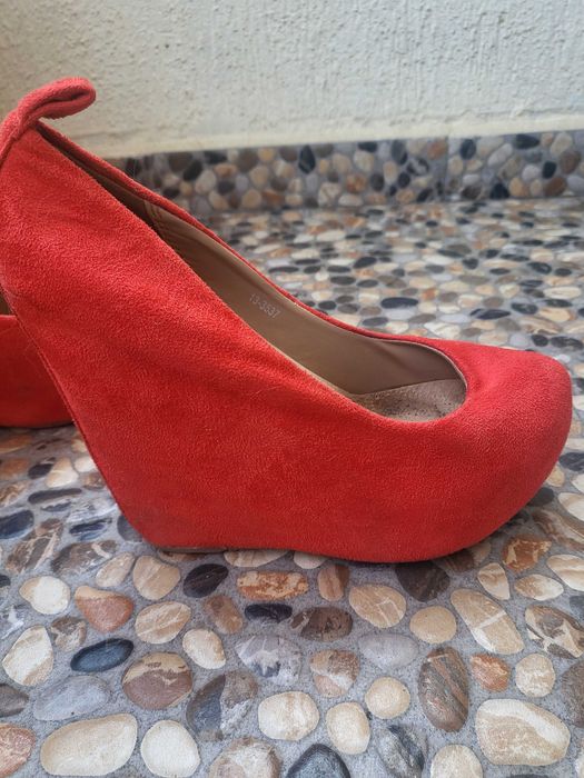 Червени обувки на платформа