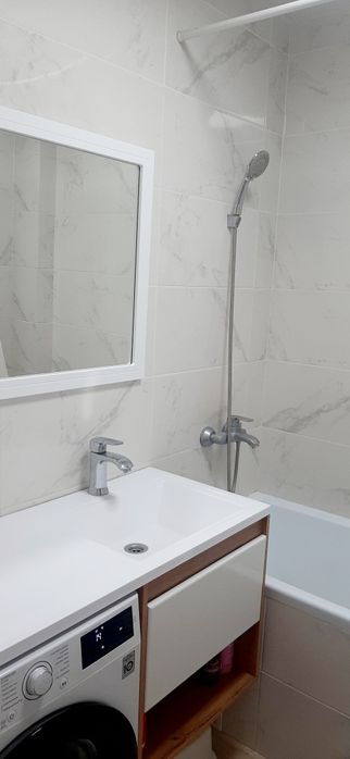 Продам евротрешку район 8 школа.