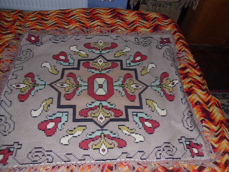 fata masa cu draperie cusute chelim