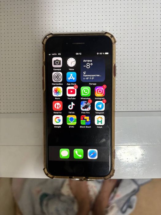 Айфон 8 красныйи