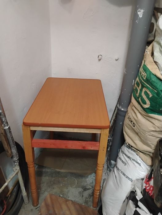 Vînd masă de bucătărie,cu dimensiunea blatului de 80x50x80cu picioare din lemn de brad.Este curată in stare bună de folosință.Prețavantajos : 150 lei!
