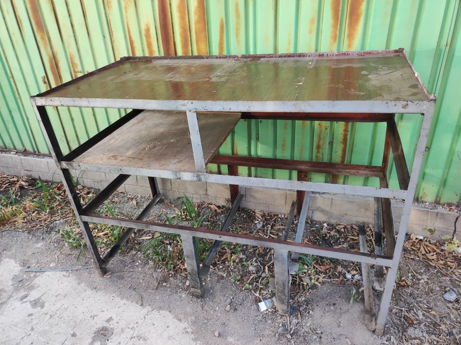 Железный стол прочный