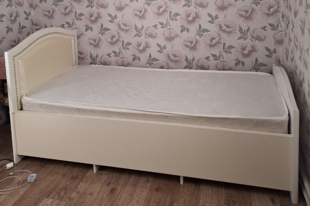 Срочно продается кровать вместе с матросом. 49000т