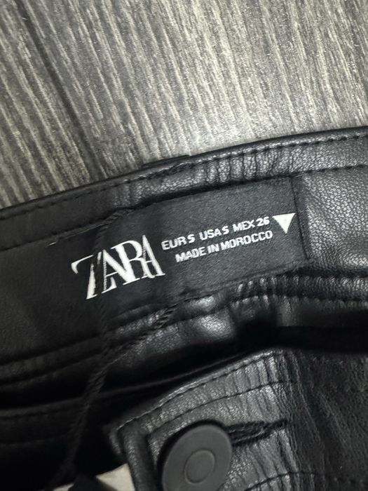 Кожаные брюки от Zara