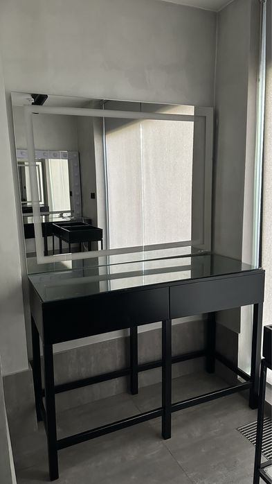 Макияжный стол с зеркалом