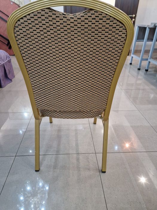 Много столов , стульев