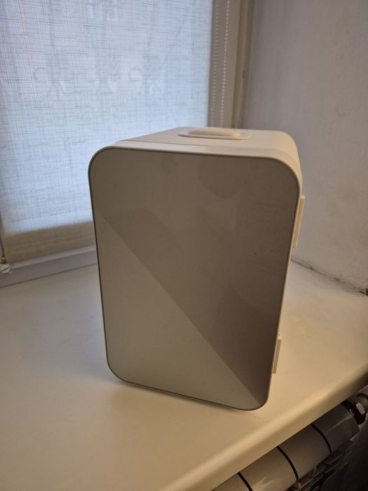 Мини-холодильник для лекарств, напитков и косметики