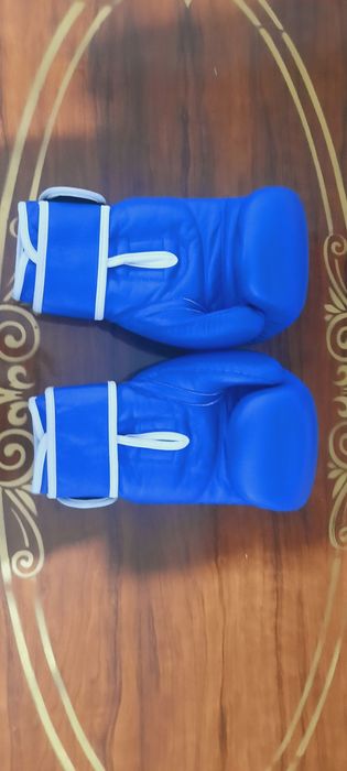 Бокс перчатки Saber 8 размер сотилади.