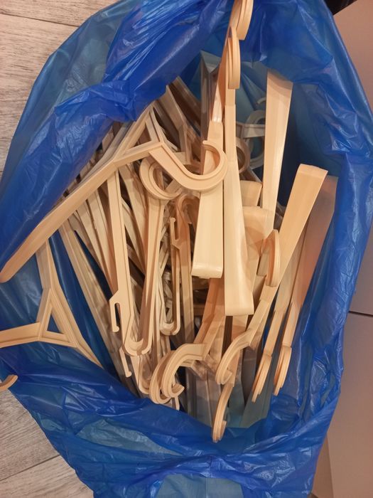 Продам вешалки для одежды