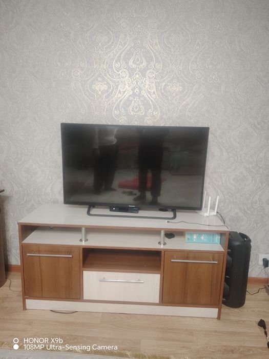 Телевизор с тумбочкой.