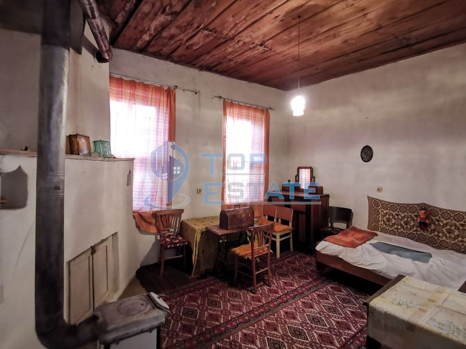 Двуетажна къща с шест стаи и вътрешна баня с тоалетна в село Беброво