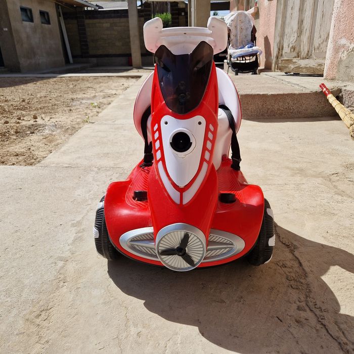 Машинка красного цвета