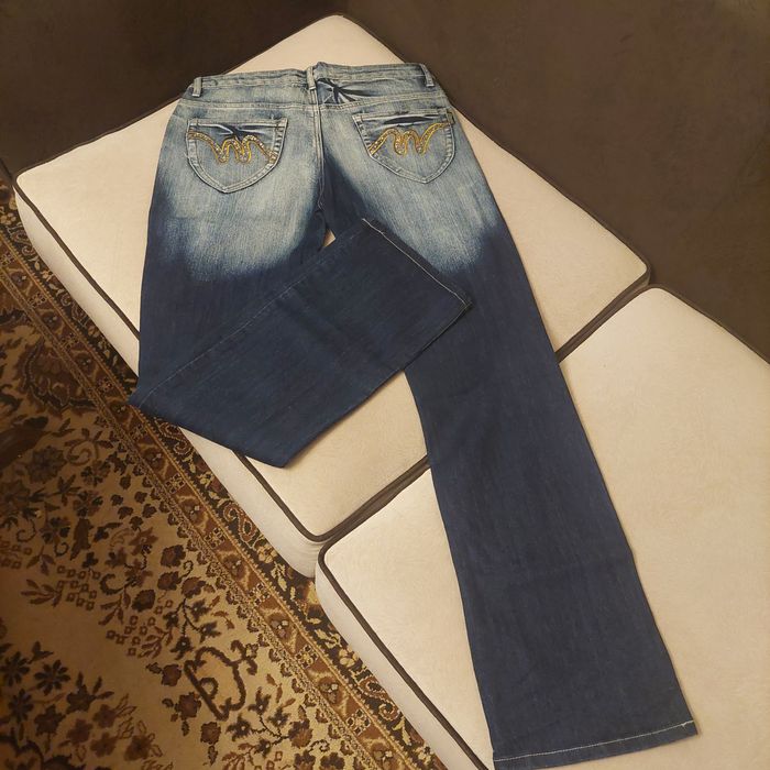 Дамски дънки с бестящи елементи