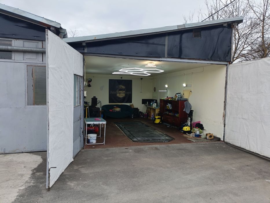 Închiriez garaj in curte