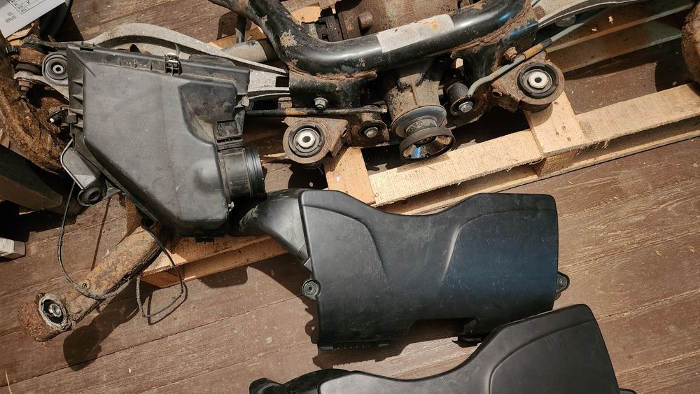 Traseu tubulatura trager carcasa filtru aer E90 E91 E92 E81 E82 E87