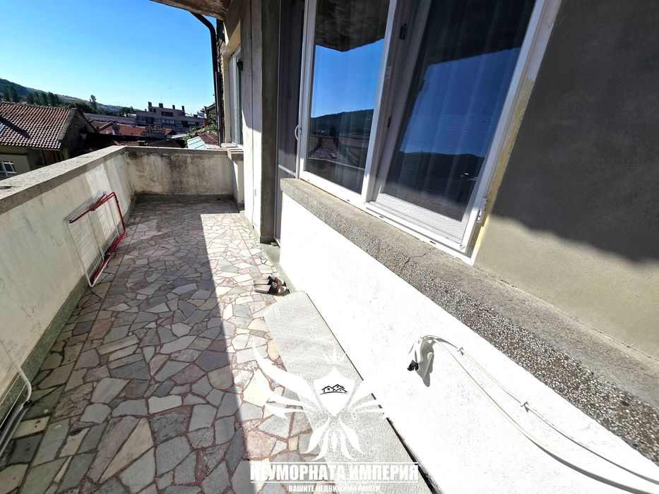 Продавам тристаен/четиристаен 121кв.м. с гараж, изба и таван в гр.Асеновград широк център