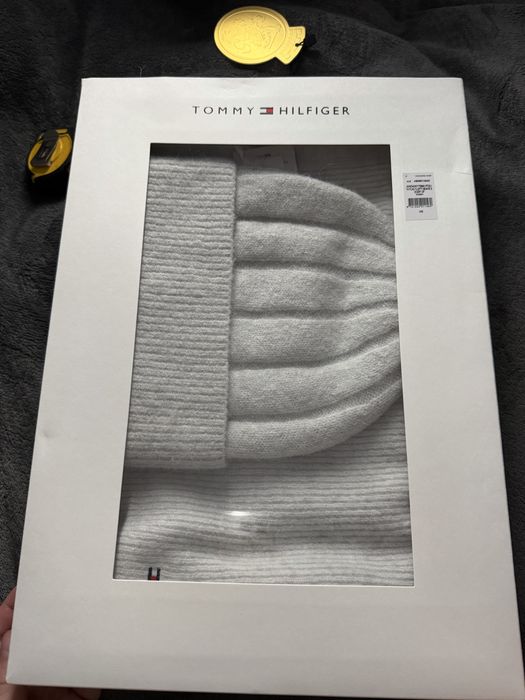 Tommy Hilfiger Flag Fluffy set caciula si fular alb alb murdar nou