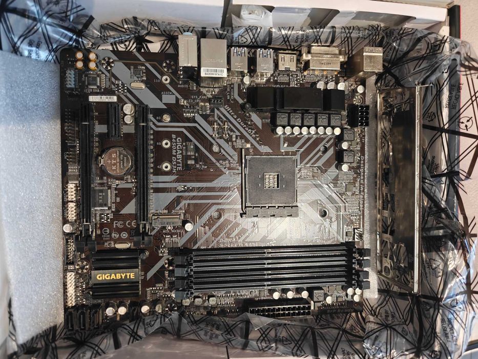 Дънна платка GIGABYTE B450M DS3H – AM4 / B450 / DDR4